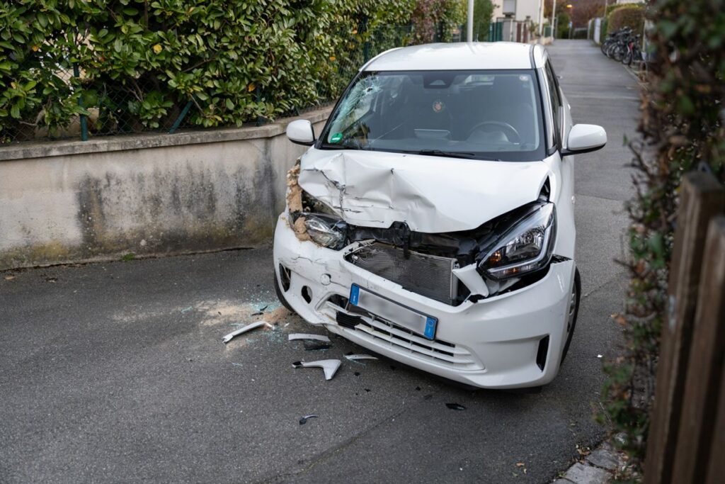 Voiture accidentée après une collision contre un mur à Tsararano impliquant un jeune enfant au volant
