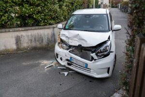 Voiture accidentée après une collision contre un mur à Tsararano impliquant un jeune enfant au volant