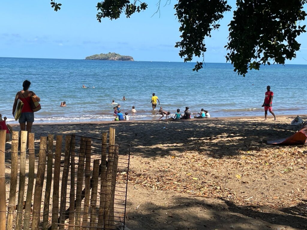 Parking près d’une plage à Mayotte où des vols dans des véhicules ont été signalés pendant la période estivale