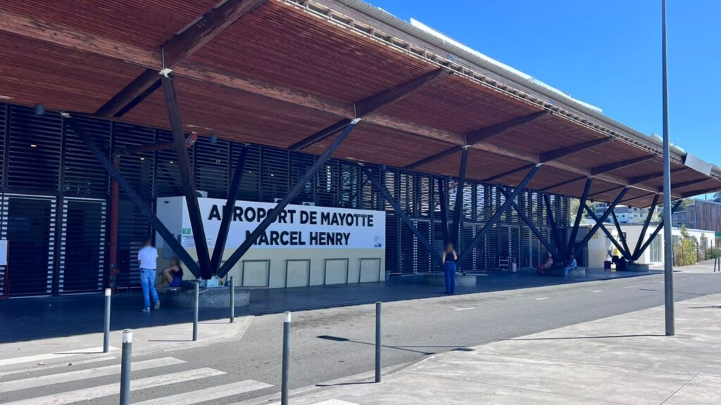 Durant les vacances, l'ARS appelle à la vigilance face à la variole B 8 Affiche de prévention sur la variole B (Mpox) rappelant les gestes de protection recommandés aux voyageurs au départ de Mayotte.