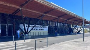 Affiche de prévention sur la variole B (Mpox) rappelant les gestes de protection recommandés aux voyageurs au départ de Mayotte.