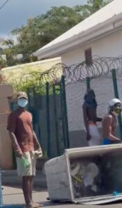 Des policiers interviennent lors de violences urbaines à Doujani, à Mayotte, dans le cadre d'une opération ayant conduit à plusieurs interpellations.