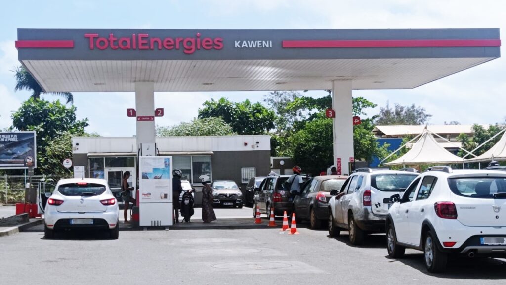 Automobiliste faisant le plein de carburant dans une station-service à Mayotte dans le cadre de l’aide gouvernementale aux grands rouleurs
