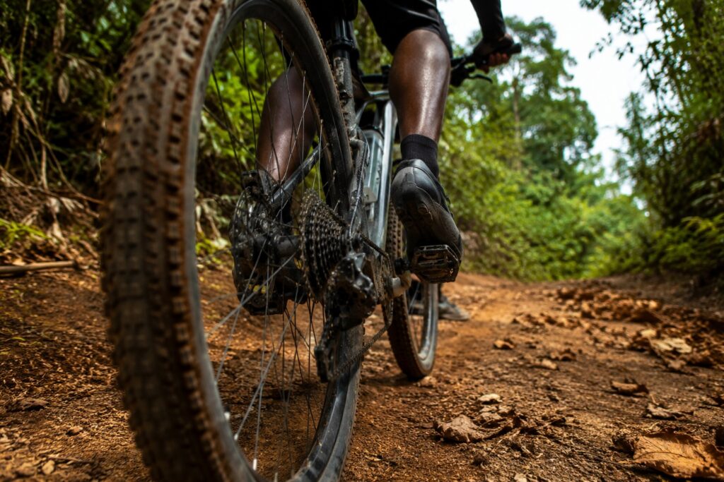 À M'tsangamouji, une balade VTT limitée à 12 participants attend les jeunes de plus de 16 ans ce samedi 3 Jeunes participants à une balade en VTT sur les sentiers de M’tsangamouji à Mayotte