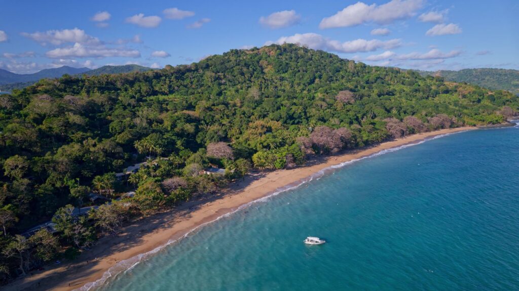 L’ARS déconseille la baignade à N’Gouja 3 Plage de N’Gouja à Mayotte où l’ARS déconseille temporairement la baignade après plusieurs cas d’irritations cutanées et respiratoires faisant l’objet d’une enquête.
