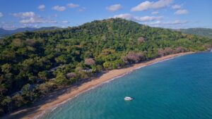 Accueil 11 Plage de N’Gouja à Mayotte où l’ARS déconseille temporairement la baignade après plusieurs cas d’irritations cutanées et respiratoires faisant l’objet d’une enquête.