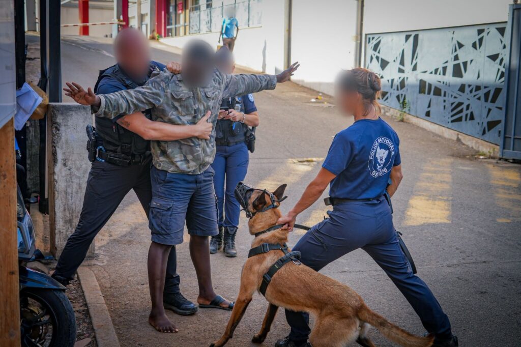 Policiers de la Police nationale de Mayotte lors d’une opération de sécurisation à Mamoudzou