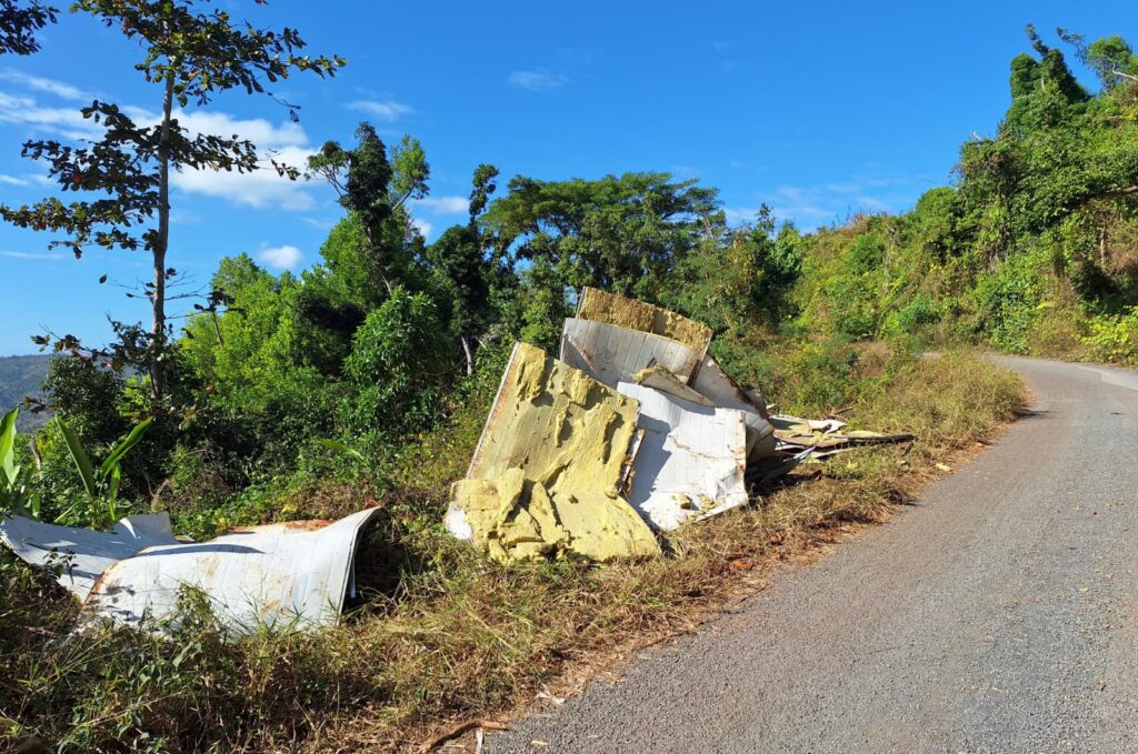 Dépôts sauvages de gravats, déchets ménagers, carcasses de véhicules et batteries sur le chemin du mont Combani à Mayotte.