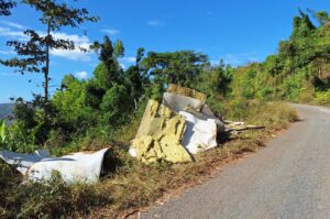Accueil 13 Dépôts sauvages de gravats, déchets ménagers, carcasses de véhicules et batteries sur le chemin du mont Combani à Mayotte.