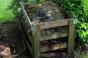Accueil 24 Distribution gratuite de composteurs individuels par la Communauté de communes de Petite-Terre pour encourager le compostage des biodéchets à Mayotte.