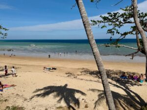 Accueil 11 Plage de N’Gouja à Kani-Kéli où la baignade est de nouveau autorisée après la levée de la vigilance sanitaire par l’ARS de Mayotte.