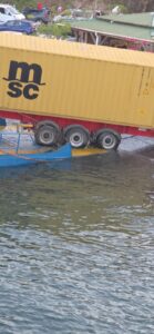 Accueil 13 Barge immobilisée entre Petite-Terre et Grande-Terre à Mayotte après le blocage d’un camion, provoquant d’importantes perturbations du trafic maritime.