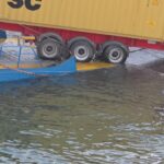 Accueil 2 La barge immobilisée par un camion bloqué