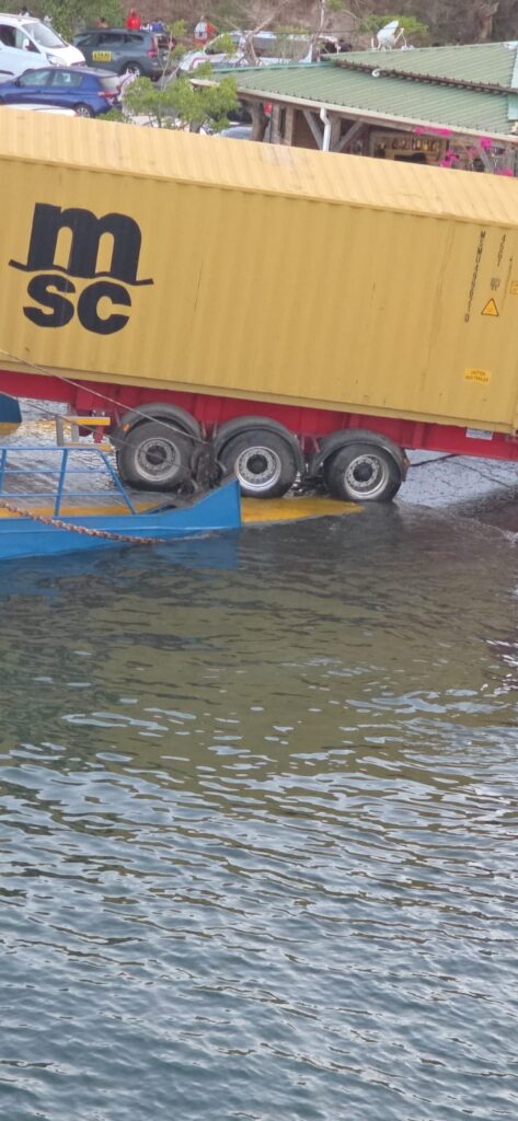 Barge immobilisée entre Petite-Terre et Grande-Terre à Mayotte après le blocage d’un camion, provoquant d’importantes perturbations du trafic maritime.