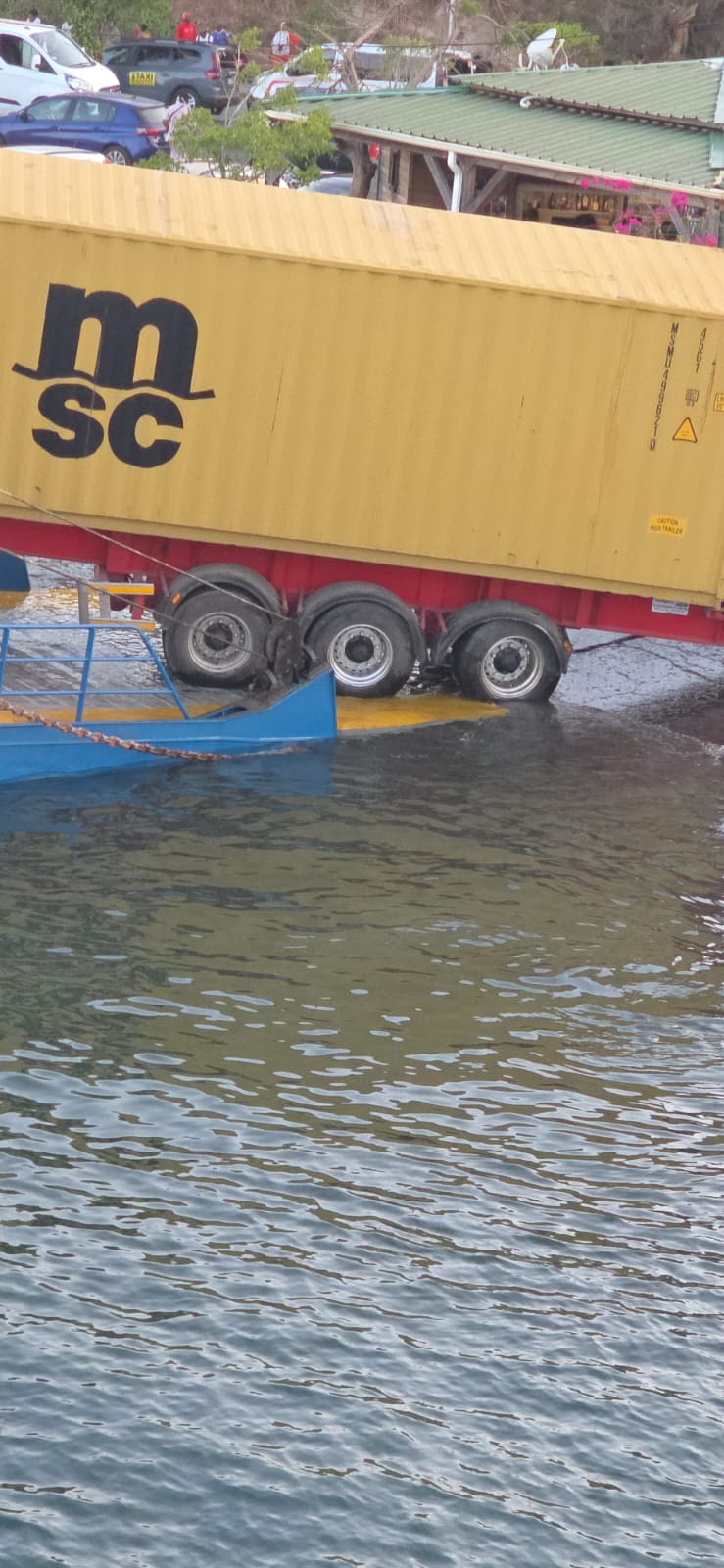 La barge immobilisée par un camion bloqué