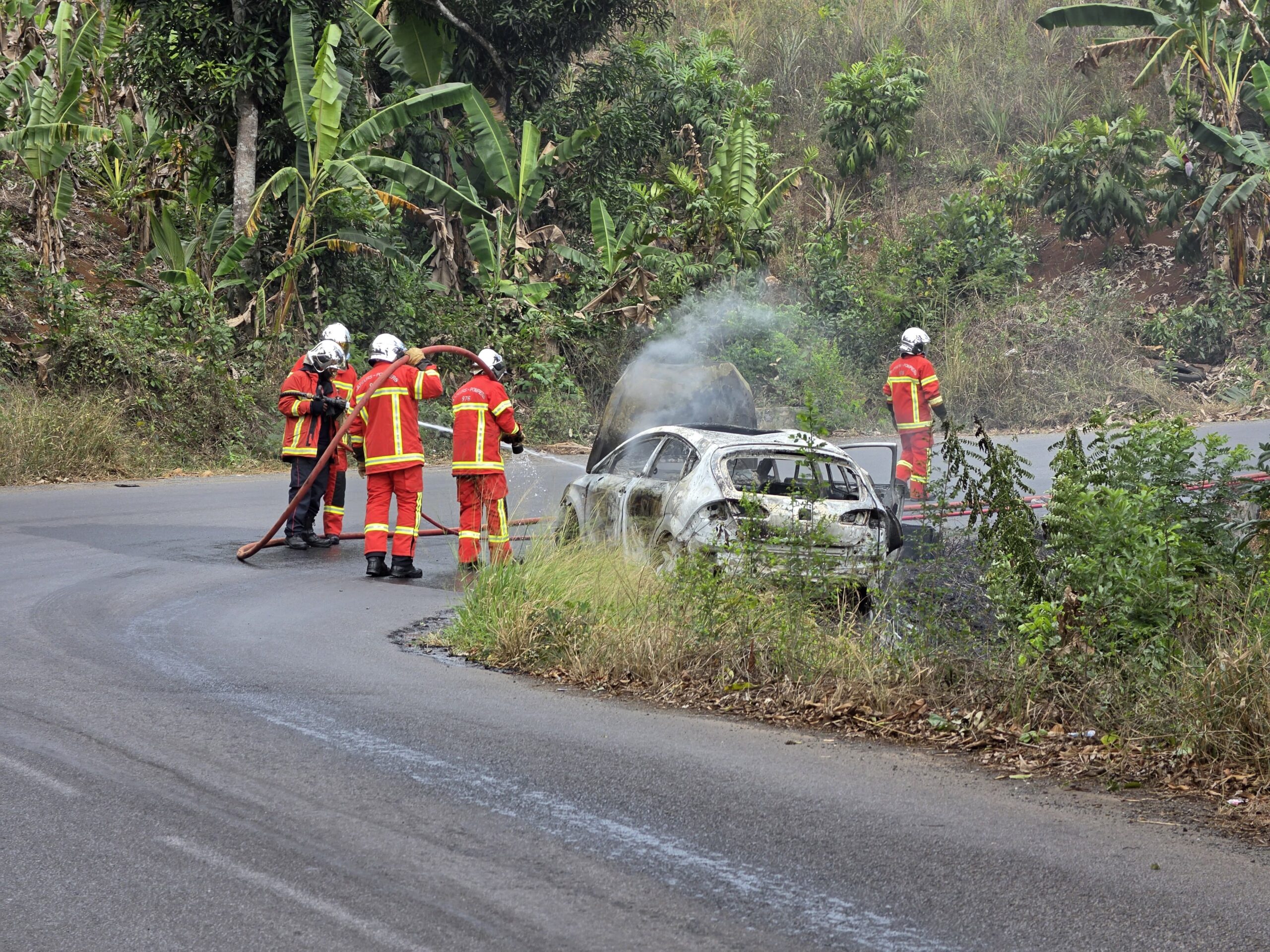 Une voiture détruite par les flammes à Dzoumogné (video)