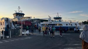 Accueil 13 Des passagers embarquent sur la barge entre Petite-Terre et Grande-Terre à Mayotte