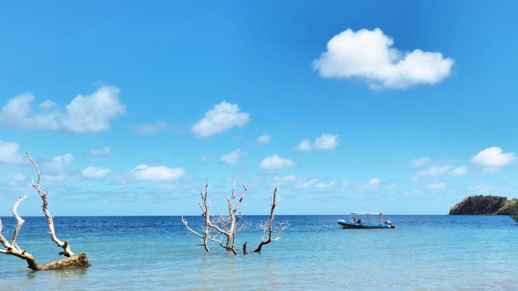 Campagne touristique de Mayotte destinée aux voyageurs réunionnais, mettant en avant le lagon, la culture mahoraise, les paysages et les activités de l’île.