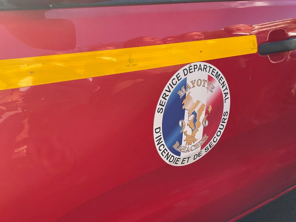 Deux habitations menacées par un feu à Mointindri