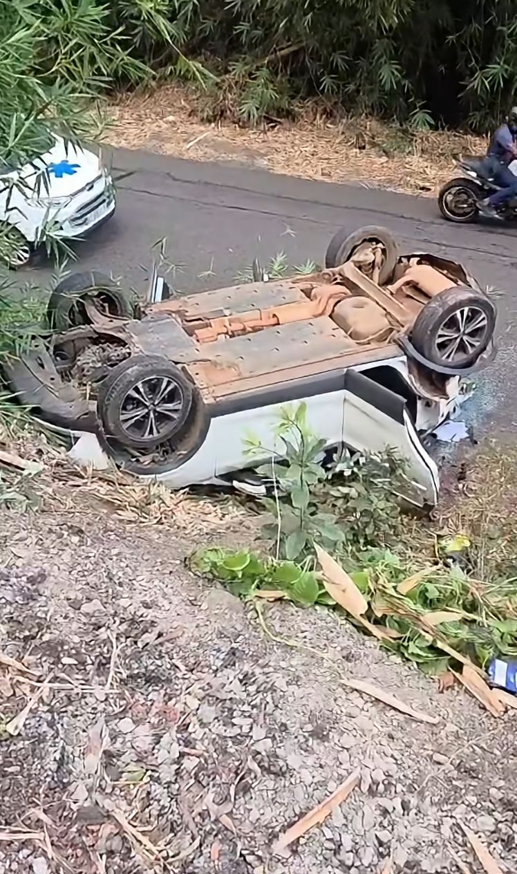 Une voiture chute dans les lacets des Cinq Frères