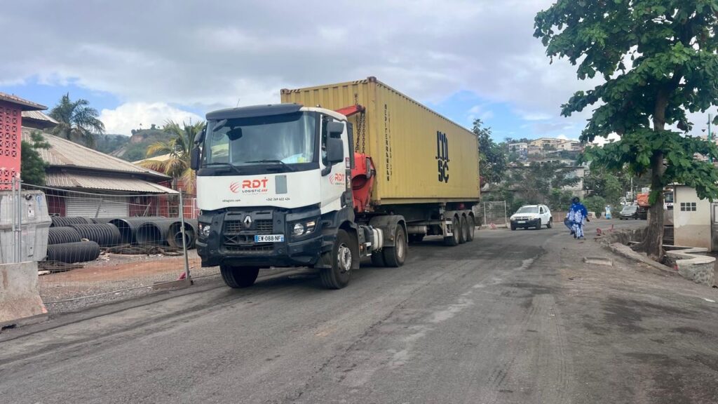 Poids lourds circulant sur la route nationale à Koungou à Mayotte