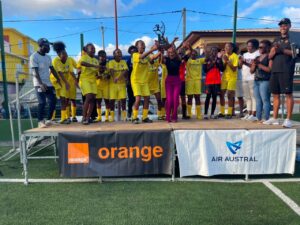 Accueil 25 Les jeunes joueuses de l’AS Sada célèbrent leur victoire au Challenge Orange au Féminin à Iloni