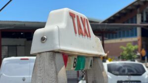 Accueil 17 Un taxi attaqué après un obstacle placé sur la chaussée à Vahibé