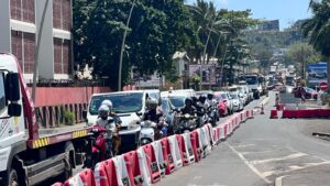 Accueil 11 Automobilistes dans les embouteillages à Kawéni avant le retour de la circulation alternée