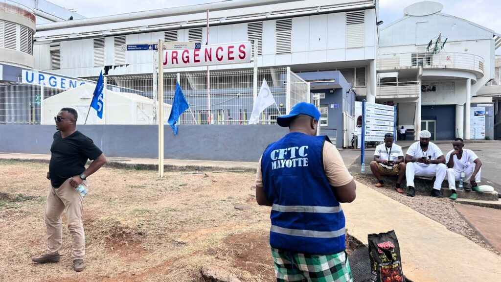 Ambulanciers et brancardiers mobilisés en grève au Centre hospitalier de Mayotte