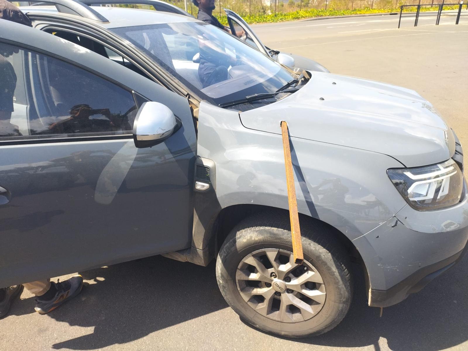 Une voiture de police attaquée près de Vahibé