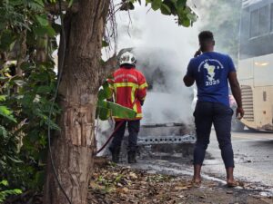 Accueil 23 Voiture en feu à l’entrée de M’tsangamouji à Mayotte avec intervention des sapeurs-pompiers et des gendarmes