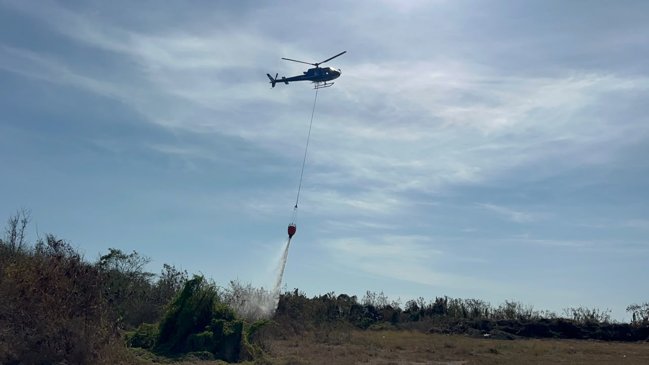 Après 350 largages, l’hélicoptère bombardier d’eau pourrait élargir ses missions à Mayotte (vidéo)