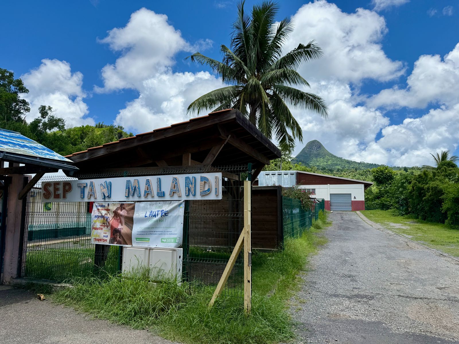 Jets de projectiles près du lycée de Chirongui