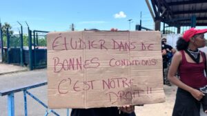 Des lycéens mobilisés devant le lycée de Bandrélé pour dénoncer les classes surchargées et les stages impayés.