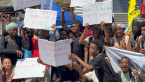 Des élèves mobilisés au lycée Younoussa-Bamana à Mayotte pour réclamer des améliorations des conditions d’enseignement.