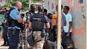 Accueil 30 Gendarmes procédant à des contrôles et à des fouilles de sacs à l’entrée du lycée de Tsararano.