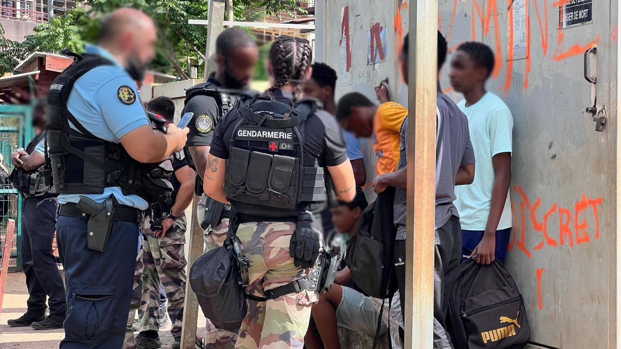Au lycée de Tsararano, les gendarmes procèdent à des contrôles et à des fouilles de sacs