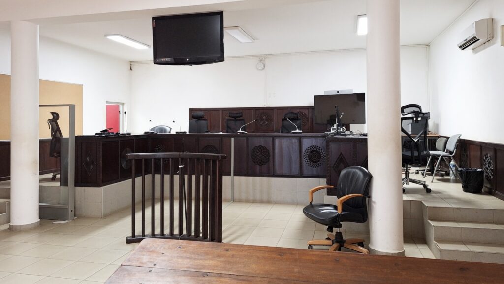 Tribunal judiciaire de Mamoudzou à Mayotte lors du procès d’un homme condamné après une violente agression dans un centre d’hébergement