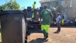 Accueil 23 Distribution de bacs à déchets à Bouéni dans le cadre de l’opération Novembre Vert organisée avec le SIDEVAM
