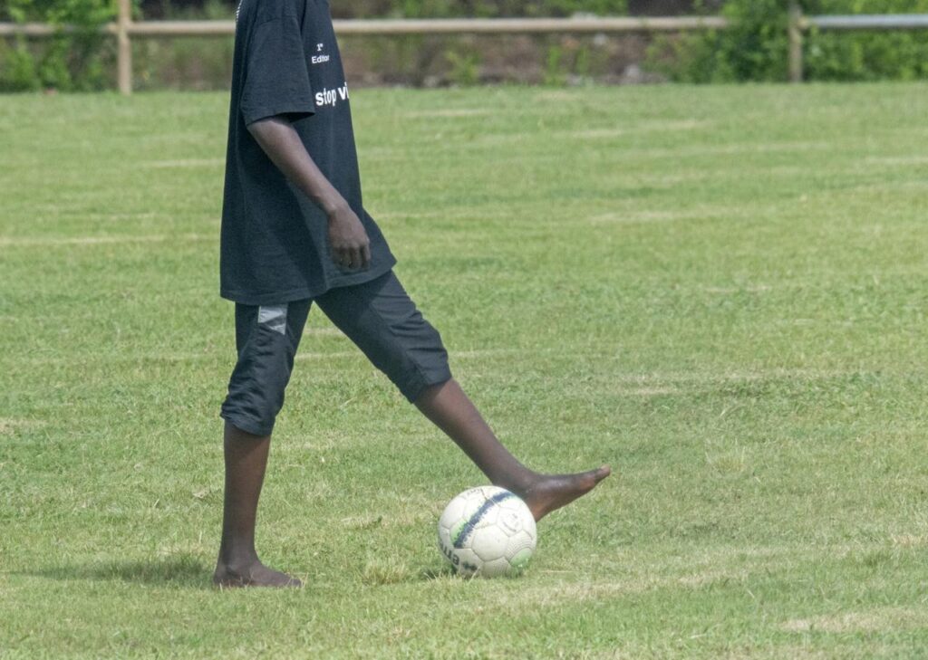 Des joueurs de football à Mayotte, dans un contexte de tensions et de violences aux abords des terrains après des rencontres sportives.