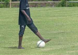 Accueil 95 Des joueurs de football à Mayotte, dans un contexte de tensions et de violences aux abords des terrains après des rencontres sportives.