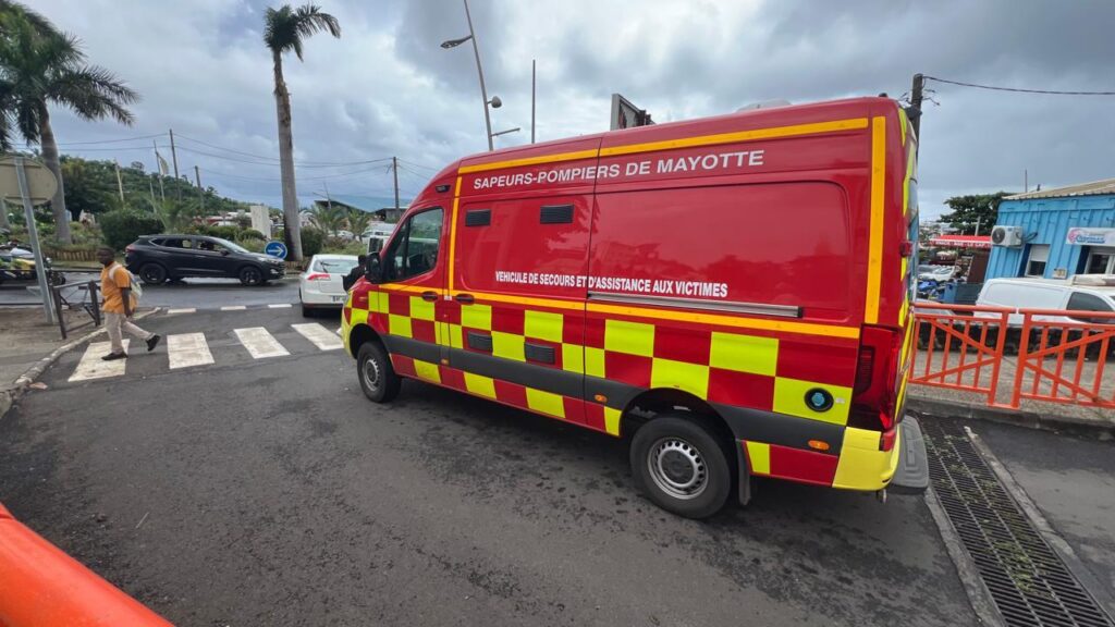 Accident frontal entre deux véhicules sur la RN2 à Ongoujou, sous une pluie battante, ayant fait six blessés.