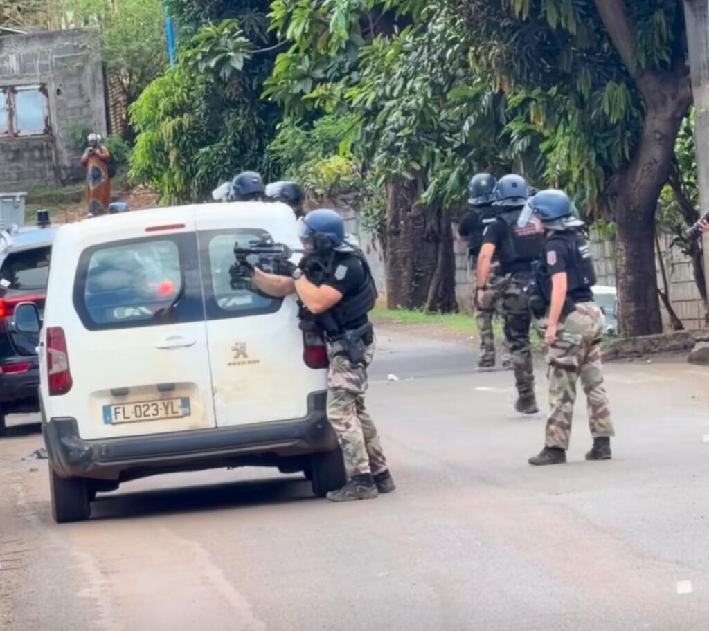 Présence des forces de gendarmerie à Bandraboua dans un contexte d’affrontements signalés par des riverains et des automobilistes.