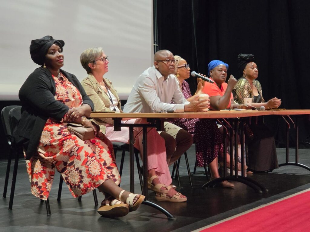 La commune de Chirongui veut renforcer ses services publics (Vidéo) 2 La maire de Chirongui, Roukia Lahadji, aux côtés des agents municipaux lors d’une rencontre consacrée à la réorganisation des services publics de la commune.
