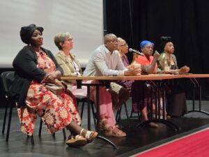 La maire de Chirongui, Roukia Lahadji, aux côtés des agents municipaux lors d’une rencontre consacrée à la réorganisation des services publics de la commune.