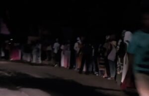 Lycéens de Koungou attendant les bus scolaires dans l’obscurité dès 5 heures du matin pour rejoindre leur lycée à Mayotte