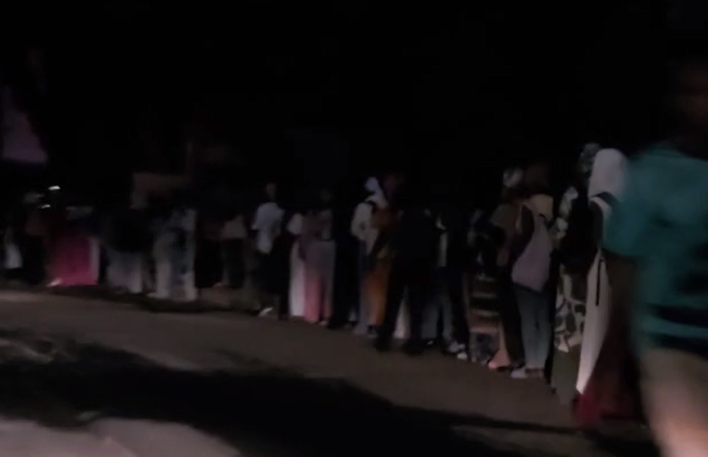 À Koungou, les lycéens reprennent le chemin de l’école dès 5 heures du matin dans l’obscurité (vidéo)
