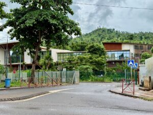 Accueil 13 Intervention des équipes de sécurité après une rixe au lycée de Dembéni, où un élève a été blessé.